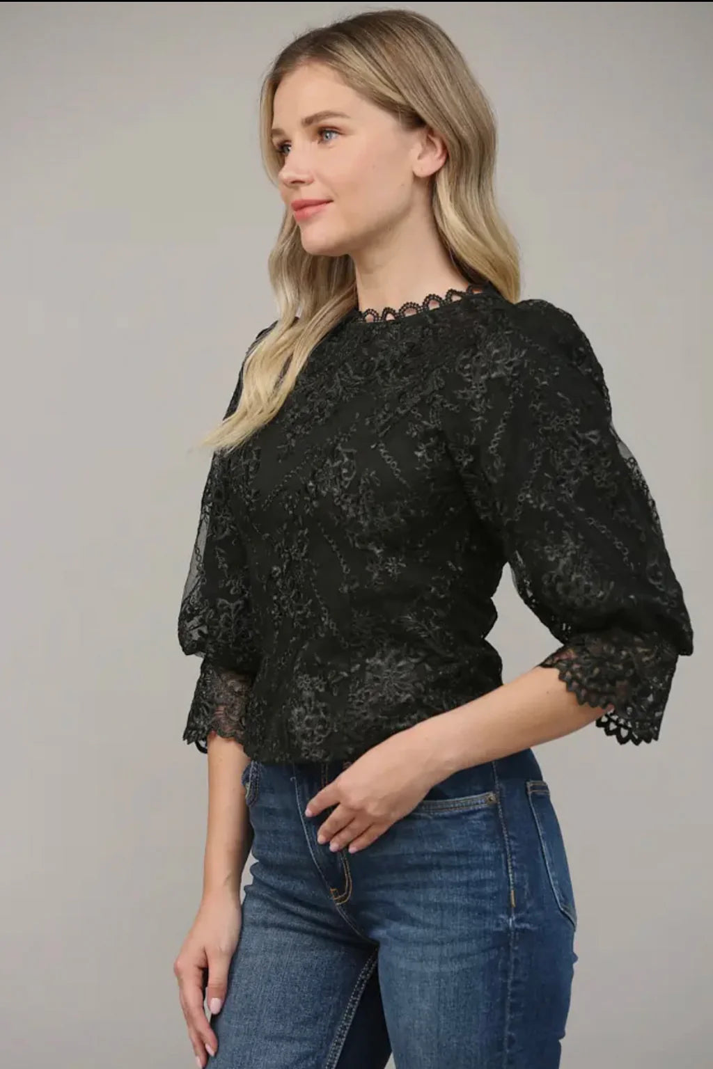 SCALLOP LACE SHORT PUFF SLEEVE BLOUSE