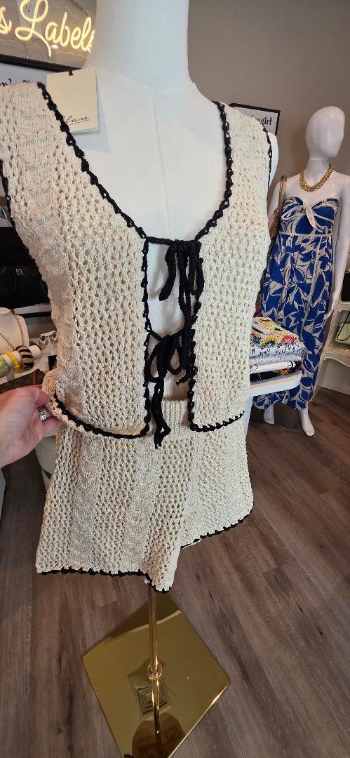 e Elan Tie Front Cover-Up set Vest in Natural paired with the matching Elan Flowy Cotton Blend Cover-Up Short