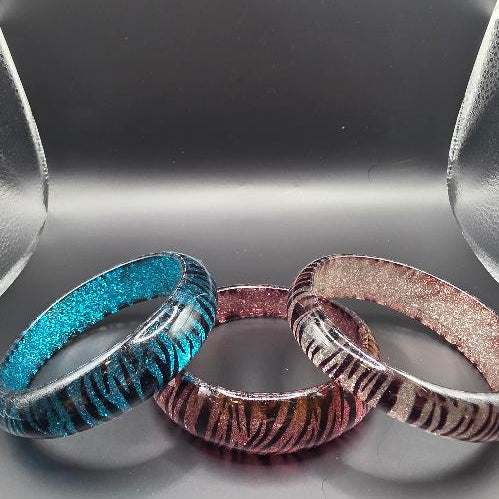 VINTAGE ZEBRA GLITTER DARK PINK BANGLE
